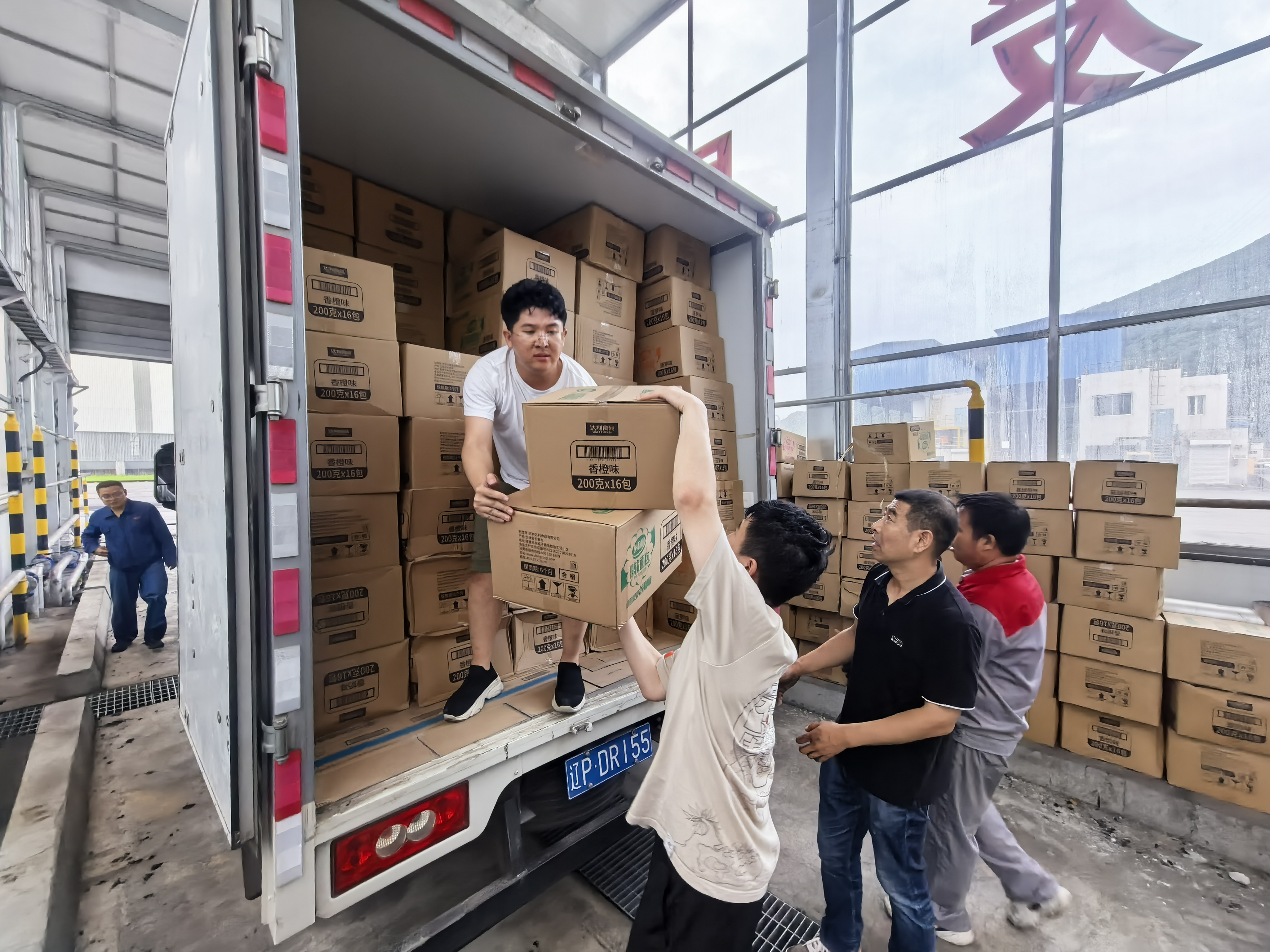 图为青年突击队员接卸兄弟单位支援物资1（图片：孙玉鹏）.jpg