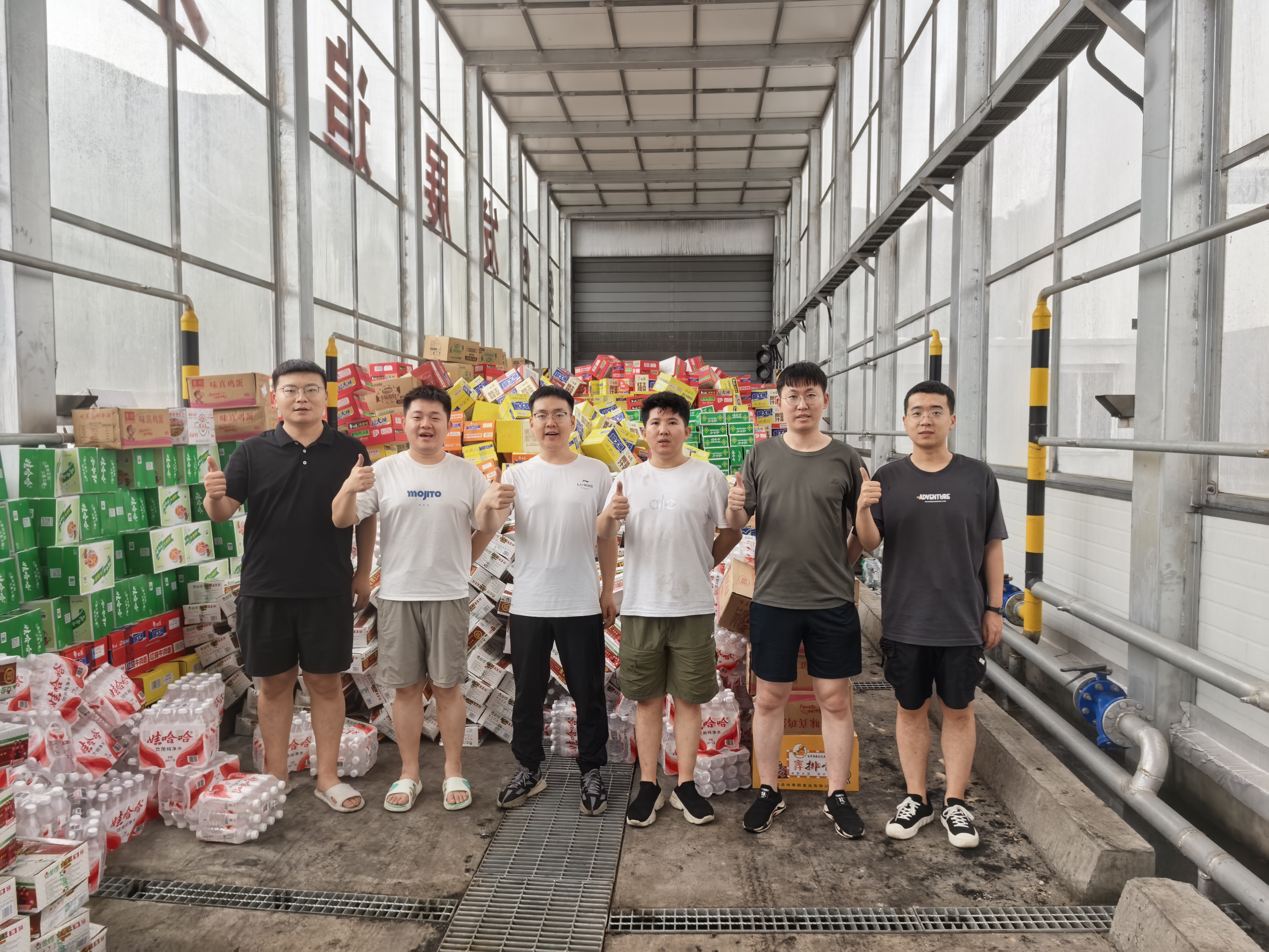 图为先行到达的青年突击队员做好接卸物资准备（图片：孙玉鹏）.jpg